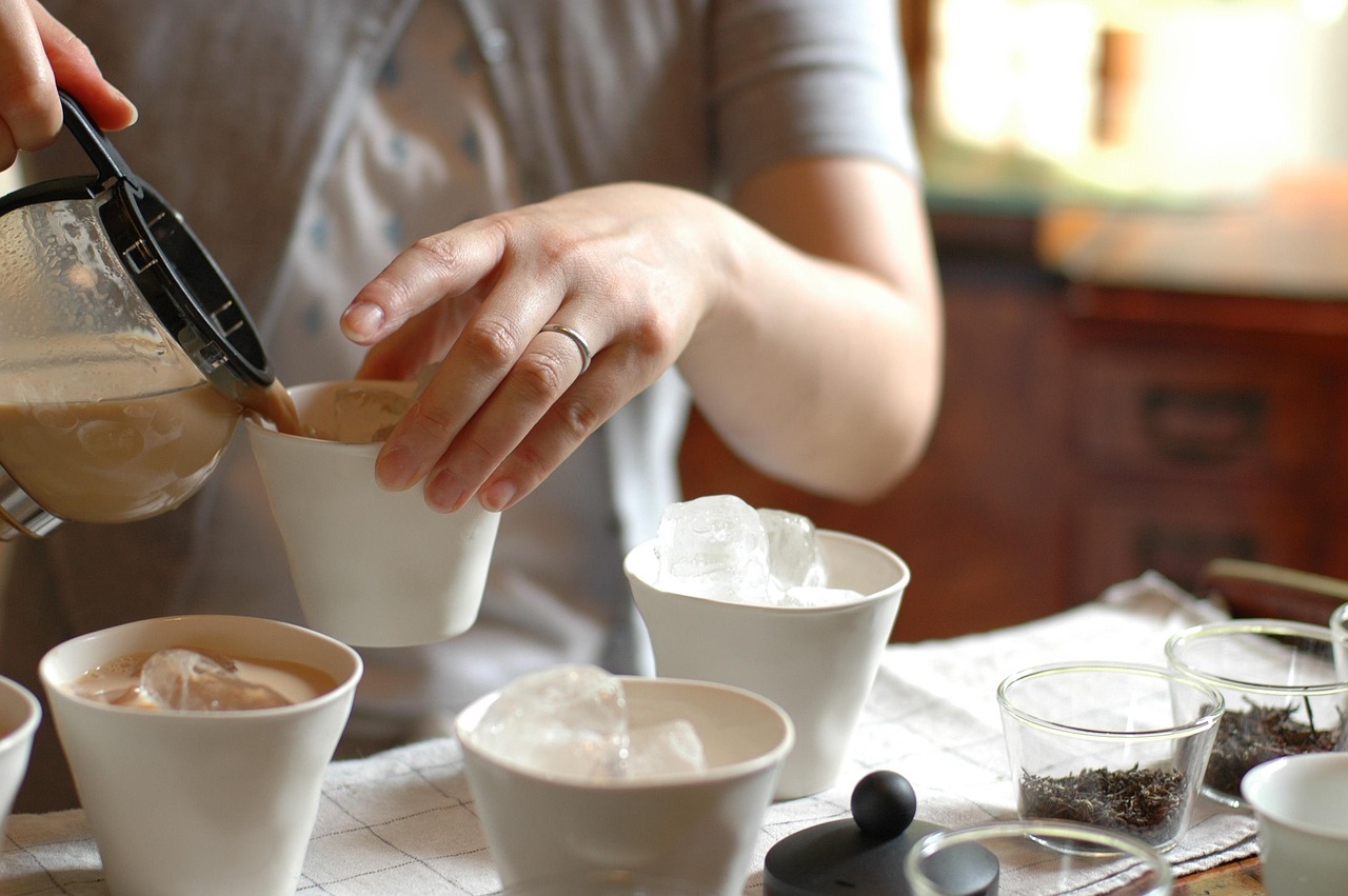 ドリンクを用意するスタッフ